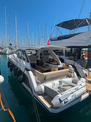 Sealine S335 „Felicita“ – fotka 1
