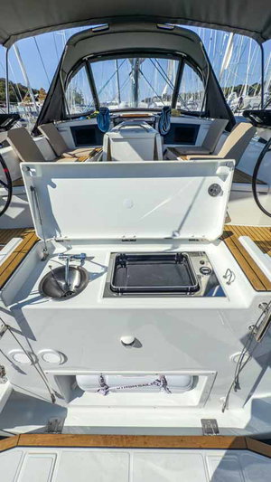 Dufour 41 Performance - 3 cab. „Nine to five“ – fotka 7